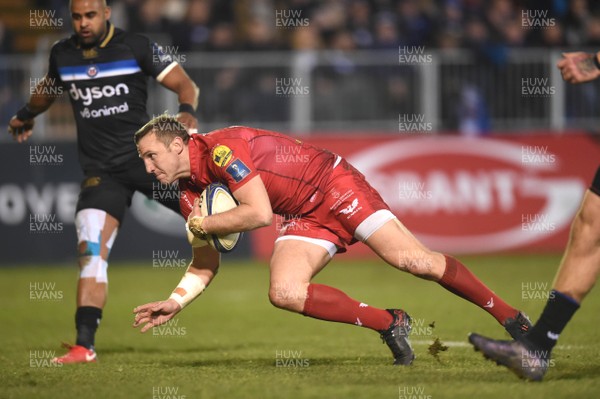 120118 - Bath v Scarlets - European Rugby Champions Cup - Hadleigh Parkes of Scarlets runs in to score try
