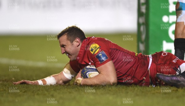 120118 - Bath v Scarlets - European Rugby Champions Cup - Hadleigh Parkes of Scarlets runs in to score try