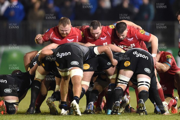 120118 - Bath v Scarlets - European Rugby Champions Cup - Samson Lee, Ken Owens and Rob Evans of Scarlets prepare for scrum