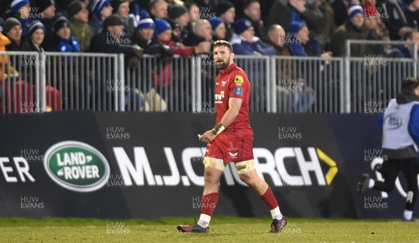 120118 - Bath v Scarlets - European Rugby Champions Cup - John Barclay of Scarlets leaves the field after being shown a yellow card