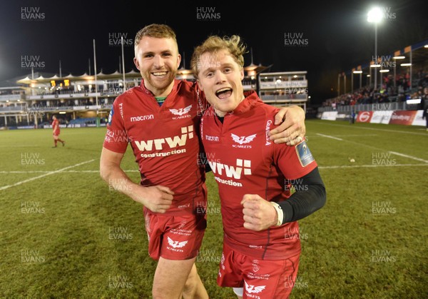 120118 - Bath v Scarlets - European Rugby Champions Cup - Tom Prydie and Aled Davies of Scarlets celebrate