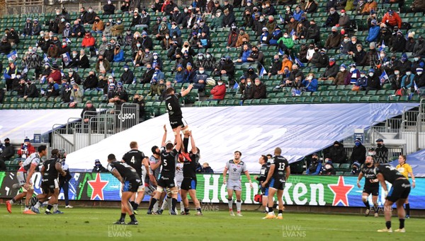 121220 - Bath v Scarlets - European Rugby Champions Cup - Mike Williams of Bath takes line out ball as supporters look on