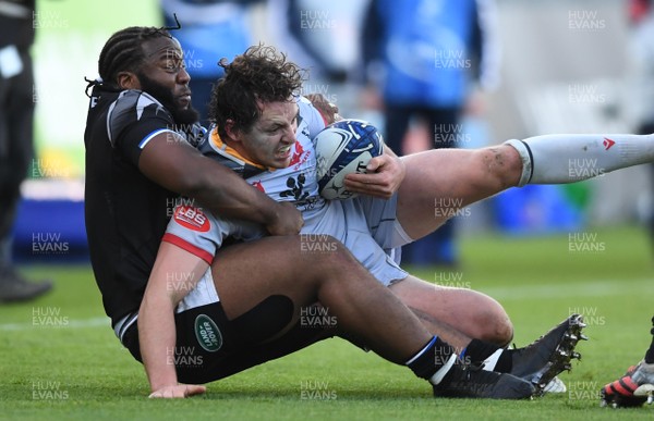 121220 - Bath v Scarlets - European Rugby Champions Cup - Ryan Elias of Scarlets is tackled by Beno Obano of Bath