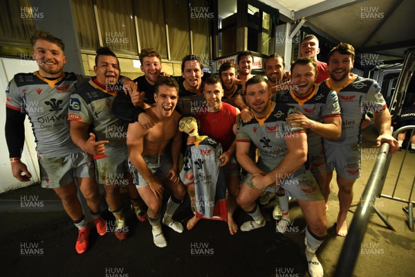 121220 - Bath v Scarlets - European Rugby Champions Cup - Scarlets players celebrate with the Rag Doll after the game