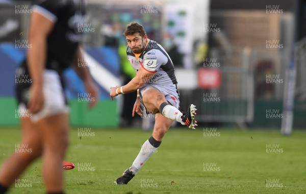 121220 - Bath v Scarlets - European Rugby Champions Cup - Leigh Halfpenny of Scarlets kicks at goal