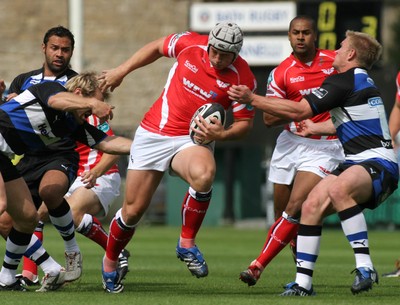 23.08.08 Bath Rugby vs. Llanelli Scarlets. Pre-season Friendly, The Recreation Ground, Bath.  Scarlets Jonathan Davies brushes off Shaun Berne(L) as Michael Claassens makes a tackle.  