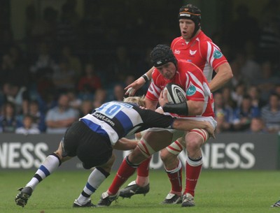 23.08.08 Bath Rugby vs. Llanelli Scarlets. Pre-season Friendly, The Recreation Ground, Bath. Scarlets Jonathan Edwards is caught by Shaun Berne. 