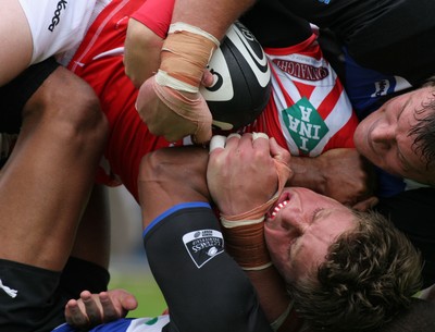 23.08.08 Bath Rugby vs. Llanelli Scarlets. Pre-season Friendly, The Recreation Ground, Bath. Scarlets Dan Evans is held up short of the try-line by desperate Bath defence. 