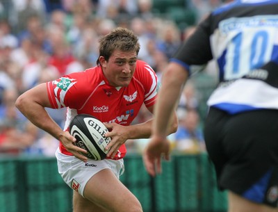 23.08.08 Bath Rugby vs. Llanelli Scarlets. Pre-season Friendly, The Recreation Ground, Bath. Scarlets Darren Daniel looks to take on Shaun Berne. 