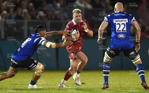 240818 - Bath v Scarlets - Preseason Friendly - Rob Evans of Scarlets is tackled by Anthony Perenise of Bath