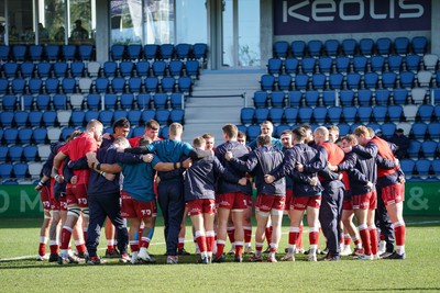 210123 - Aviron Bayonnais v Scarlets - EPCR Challenge Cup - Scarlets huddle before the match