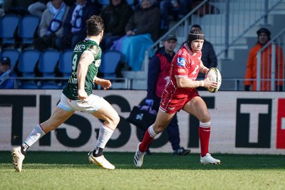 210123 - Aviron Bayonnais v Scarlets - EPCR Challenge Cup - Leigh Halfpenny of Scarlets looks to break