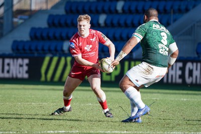 210123 - Aviron Bayonnais v Scarlets - EPCR Challenge Cup - Sam Costelow of Scarlets