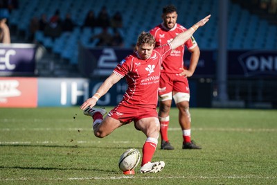 210123 - Aviron Bayonnais v Scarlets - EPCR Challenge Cup - Leigh Halfpenny of Scarlets kicks for goal