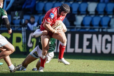 210123 - Aviron Bayonnais v Scarlets - EPCR Challenge Cup - Leigh Halfpenny of Scarlets tries to break away