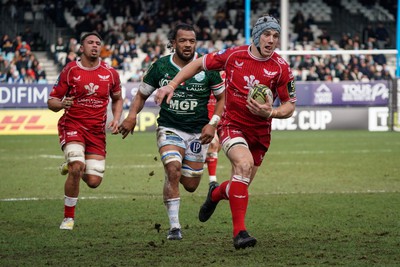 210123 - Aviron Bayonnais v Scarlets - EPCR Challenge Cup - Jonathan Davies of Scarlets scores a try