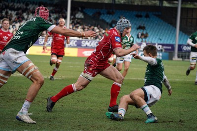 210123 - Aviron Bayonnais v Scarlets - EPCR Challenge Cup - Jonathan Davies of Scarlets scores a try