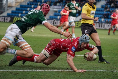 210123 - Aviron Bayonnais v Scarlets - EPCR Challenge Cup - Jonathan Davies of Scarlets scores a try