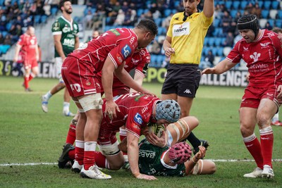 210123 - Aviron Bayonnais v Scarlets - EPCR Challenge Cup - Jonathan Davies of Scarlets scores a try