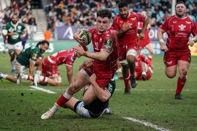 210123 - Aviron Bayonnais v Scarlets - EPCR Challenge Cup - Joe Roberts of Scarlets