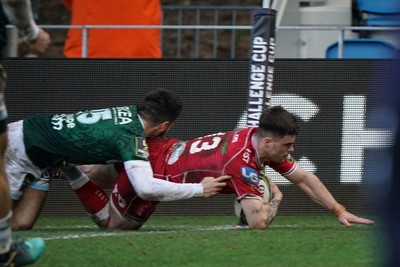 210123 - Aviron Bayonnais v Scarlets - EPCR Challenge Cup - Joe Roberts of Scarlets scores a try