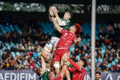 210123 - Aviron Bayonnais v Scarlets - EPCR Challenge Cup - Denis Marchois of Aviron Bayonnais competes in the line out with Vaea Fifita of Scarlets