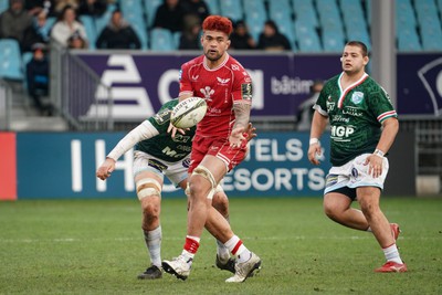 210123 - Aviron Bayonnais v Scarlets - EPCR Challenge Cup - Vaea Fifita of Scarlets passes