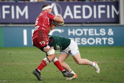 210123 - Aviron Bayonnais v Scarlets - EPCR Challenge Cup - Aaron Shingler of Scarlets is tackled