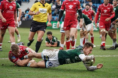 210123 - Aviron Bayonnais v Scarlets - EPCR Challenge Cup - Bastien Pourailly of Aviron Bayonnais beats the tackle of Sam Costelow to score a try