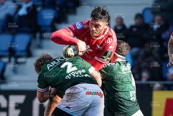 210123 - Aviron Bayonnais v Scarlets - EPCR Challenge Cup - Sam Lousi of Scarlets is tackled by Torsten van Jaarsveld (2)