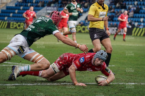 210123 - Aviron Bayonnais v Scarlets - EPCR Challenge Cup - Jonathan Davies of Scarlets scores a try