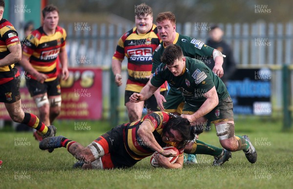 091119 - Beddau v Carmarthen Quins - Specsavers Cup - Richard Bloomfield of Carmarthen