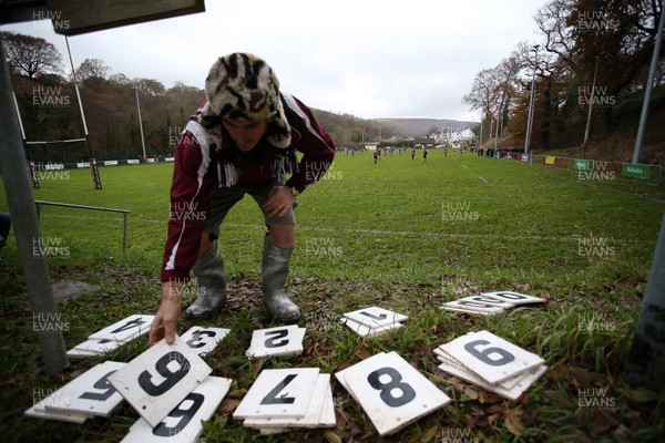 161119 - Bedlinog RFC v Senghenydd RFC - WRU Specsavers Plate - Picture shows a club volunteer changing the score