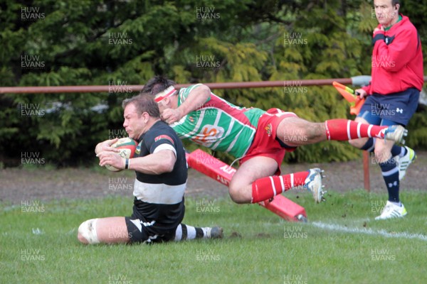 270413 - Bedwas v Llandovery - Welsh Premiership - Deri Travis scores Bedwas' second try 