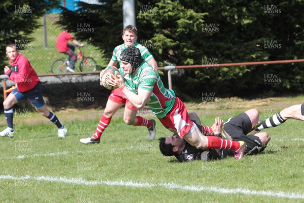 270413 - Bedwas v Llandovery - Welsh Premiership - Chris Knight scores the winning try for Llandovery 