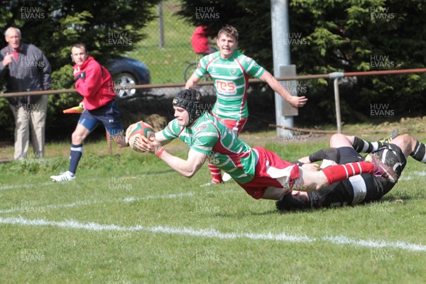 270413 - Bedwas v Llandovery - Welsh Premiership - Chris Knight scores the winning try for Llandovery 