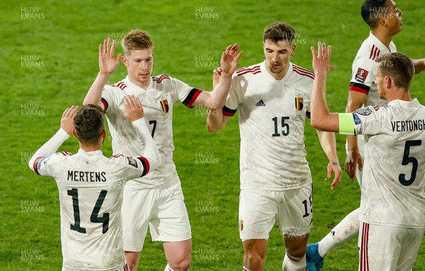 240321 - Belgium v Wales - FIFA World Cup Qualifier - Kevin De Bruyne (7) of Belgium celebrates scoring goal with (L-R) Dries Mertens, Thomas Meunier and Jan Vertonghen