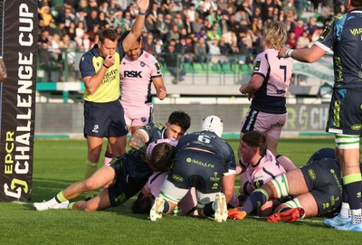 040426 - Benetton Rugby v Cardiff Rugby - EPCR Challenge Cup Round of 16 - Referee Kevin Bralley awards a try to Liam Belcher of Cardiff 