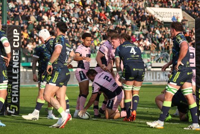 040426 - Benetton Rugby v Cardiff Rugby - EPCR Challenge Cup Round of 16 - Liam Belcher of Cardiff scores their first try 