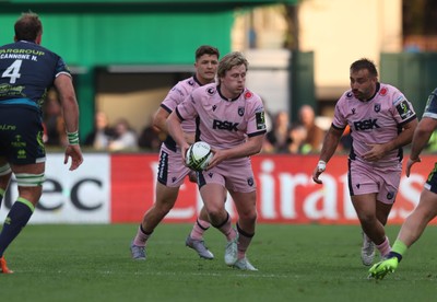 040426 - Benetton Rugby v Cardiff Rugby - EPCR Challenge Cup Round of 16 - Dan Thomas of Cardiff with the ball as Liam Belcher of Cardiff (R) supports