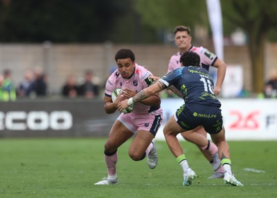 040426 - Benetton Rugby v Cardiff Rugby - EPCR Challenge Cup Round of 16 - Ben Thomas of Cardiff takes on Jacob Umaga of Benetton 
