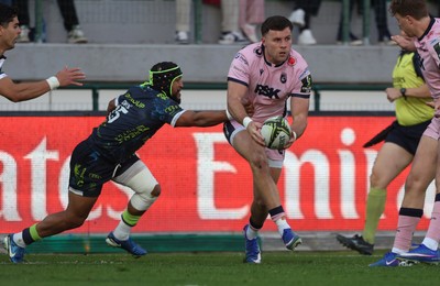 040426 - Benetton Rugby v Cardiff Rugby - EPCR Challenge Cup Round of 16 - Mason Grady of Cardiff takes on Rhyno Smith of Benetton 