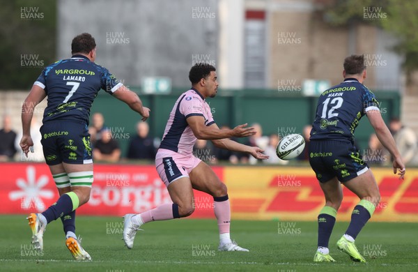 040426 - Benetton Rugby v Cardiff Rugby - EPCR Challenge Cup Round of 16 - Ben Thomas of Cardiff passes