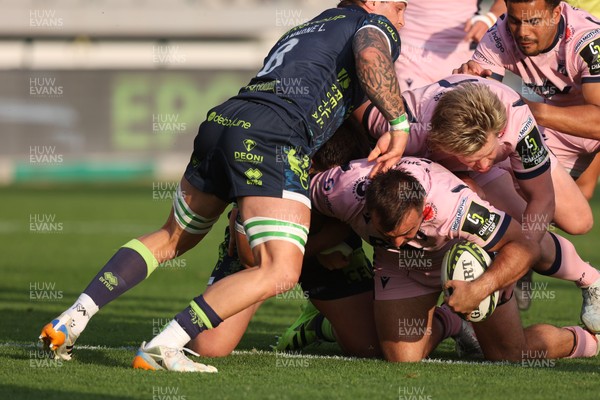 040426 - Benetton Rugby v Cardiff Rugby - EPCR Challenge Cup Round of 16 - Liam Belcher of Cardiff scores their first try 