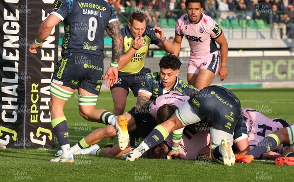 040426 - Benetton Rugby v Cardiff Rugby - EPCR Challenge Cup Round of 16 - Liam Belcher of Cardiff scores their first try 