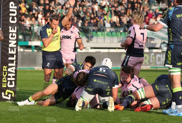 040426 - Benetton Rugby v Cardiff Rugby - EPCR Challenge Cup Round of 16 - Referee Kevin Bralley awards a try to Liam Belcher of Cardiff 