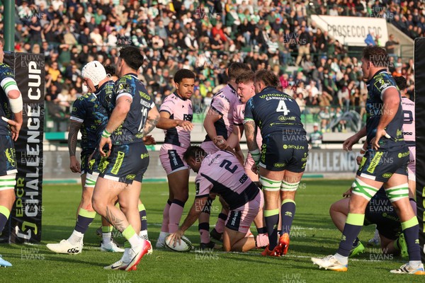 040426 - Benetton Rugby v Cardiff Rugby - EPCR Challenge Cup Round of 16 - Liam Belcher of Cardiff scores their first try 