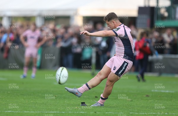 040426 - Benetton Rugby v Cardiff Rugby - EPCR Challenge Cup Round of 16 - Callum Sheedy of Cardiff kicks for goal