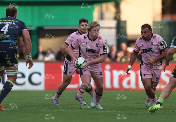 040426 - Benetton Rugby v Cardiff Rugby - EPCR Challenge Cup Round of 16 - Dan Thomas of Cardiff with the ball as Liam Belcher of Cardiff (R) supports