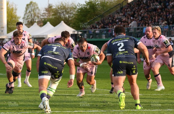 040426 - Benetton Rugby v Cardiff Rugby - EPCR Challenge Cup Round of 16 - Liam Belcher of Cardiff with support from Alex Mann of Cardiff (L) takes on Thomas Gallo and Bautista Bernasconi of Benetton 